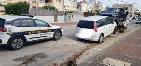 גוררים מכוניות נטושות בקרית ים
