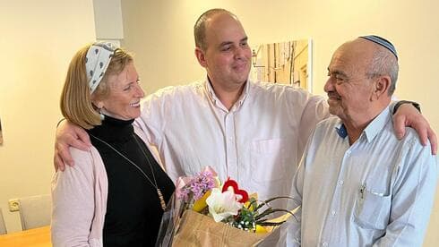 צביקה ברוט עם הוריו