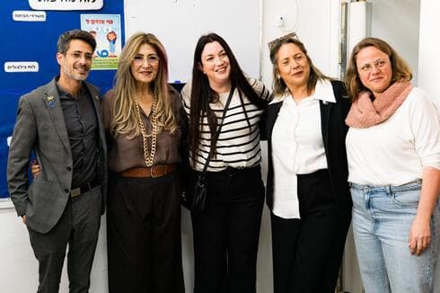מימין לשמאל: טל אור - מנהלת הדרכה עברית יסודי, מטח. שולה בן שטרית - מנהלת בית ספר מצודות. רונית בראונשטיין - מנהלת תכנים חינוכיים מטח, אסנת רסקי - ראש מינהל חינוך קריית שמונה, אביחי שטרן, ראש עיריית קריית שמונה (צילום: ארז בן סימון) מימין לשמאל: טל אור - מנהלת הדרכה עברית יסודי, מטח. שולה בן שטרית - מנהלת בית ספר מצודות. רונית בראונשטיין - מנהלת תכנים חינוכיים מטח, אסנת רסקי, ראש מינהל חינוך קריית שמונה, אביחי שטרן, ראש עיריית קריית שמונה