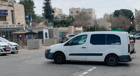 רכבים מוגנים מדוח ליד תחנת המשטרה