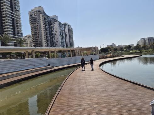 גשר השבעה באוקטובר האגם האקולוגי פתח תקוה