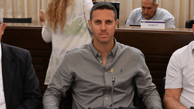 מתחמם על הקווים. דוד עציוני במועצת העיר (צילום: נחום סגל) מתחמם על הקווים. דוד עציוני במועצת העיר