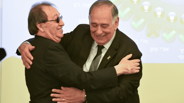 מחיבוקים לאזהרות. יהב וסביון במועצת העיר הראשונה (צילום: נחום סגל) מחיבוקים לאזהרות. יהב וסביון במועצת העיר הראשונה