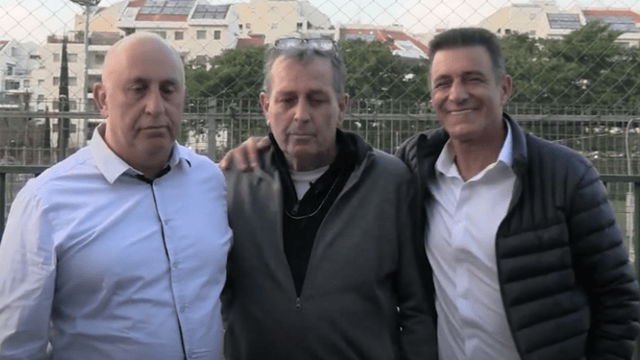 מימין: ציבי אלון, עזרא גיגי ושייע