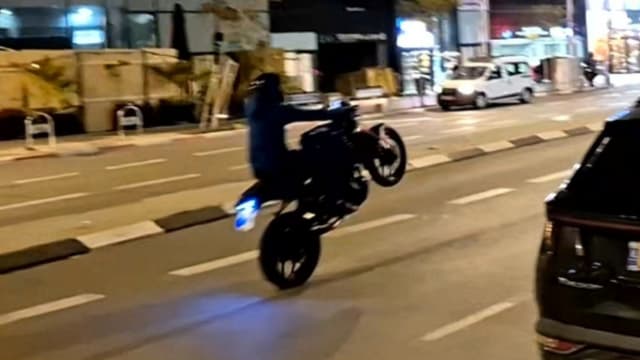 אופנוען מרים גלגל בפתח תקוה