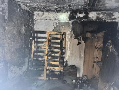 מזירת השריפה של הדירה המחולקת בחולון
