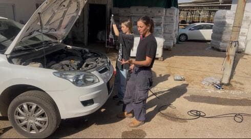 קים ושני, "המוסכית"