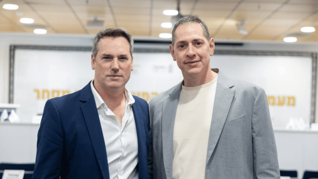 רני בנדר יו"ר הכלכלית ואסף גסטפרוינד יו"ר יפה נוף בחתימת הסכם שטחי מסחר סמי עופר אספן גרופ (צילום: מיכה בריקמן) רני בנדר יו"ר הכלכלית ואסף גסטפרוינד יו"ר יפה נוף בחתימת הסכם שטחי מסחר סמי עופר אספן גרופ