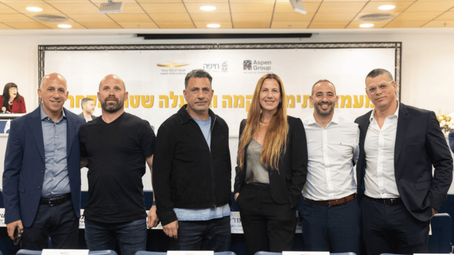 נציגי אספן גרופ בחתימת הסכם שטחי מסחר סמי עופר (צילום: מיכה בריקמן) נציגי אספן גרופ בחתימת הסכם שטחי מסחר סמי עופר אספן גרופ