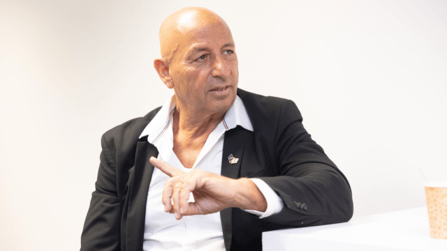 צביקה ברבי בחתימת הסכם שטחי מסחר סמי עופר אספן גרופ (צילום: מיכה בריקמן) צביקה ברבי בחתימת הסכם שטחי מסחר סמי עופר אספן גרופ