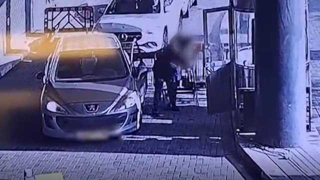 תיעוד התקיפה בכניסה לקניון בכפר סבא