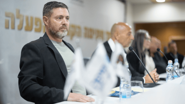 ליאור פרי בחתימת הסכם שטחי מסחר סמי עופר אספן גרופ (צילום: מיכה בריקמן) ליאור פרי וצביקה ברבי בחתימת הסכם שטחי מסחר סמי עופר אספן גרופ