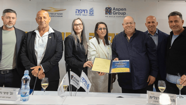 החתימה על הסכם הזיכיון עם אספן גרופ (צילום: מיכה בריקמן) נציגי אספן גרופ בחתימת הסכם שטחי מסחר סמי עופר אספן גרופ