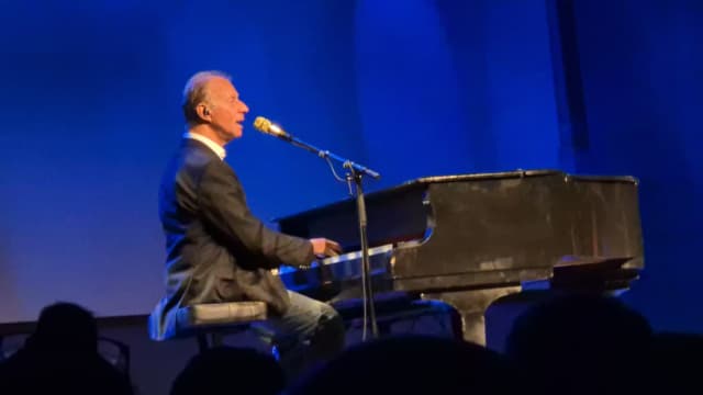 מתי כספי בהופעה במתחם D-ONE