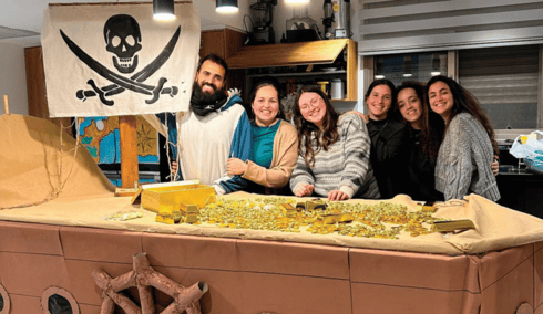 בני הזוג שמילה בבית שהפך לספינת פיראטים בני הזוג שמילה בבית שהפך לספינת פיראטים