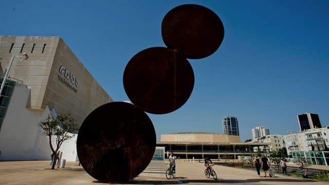 כמו בתל אביב. פסל קדישמן ברחבת הבימה