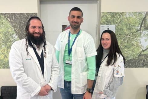 מימין: חני רבי האחות, אריה בן חמו מנהל סיעוד במרפאה וד״ר ברגמן