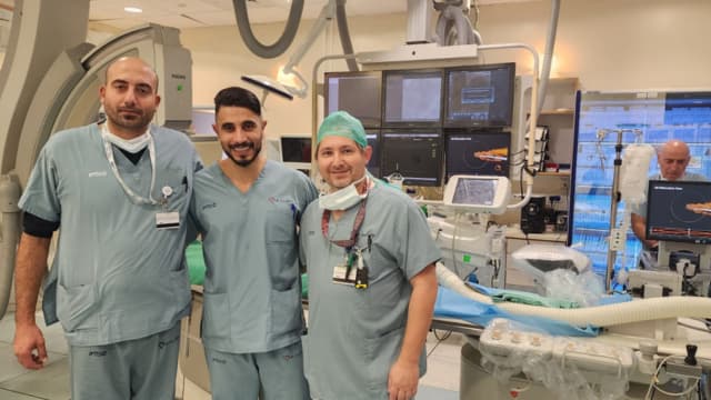 ד"ר חוסיין סולימן בחדר הצנתורים עם האחים רומן פלשטינסקי וחליל סמעאן