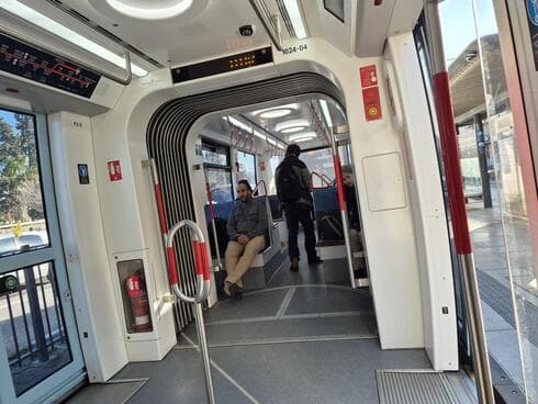 הרכבת הקלה בפתח תקוה מבפנים
