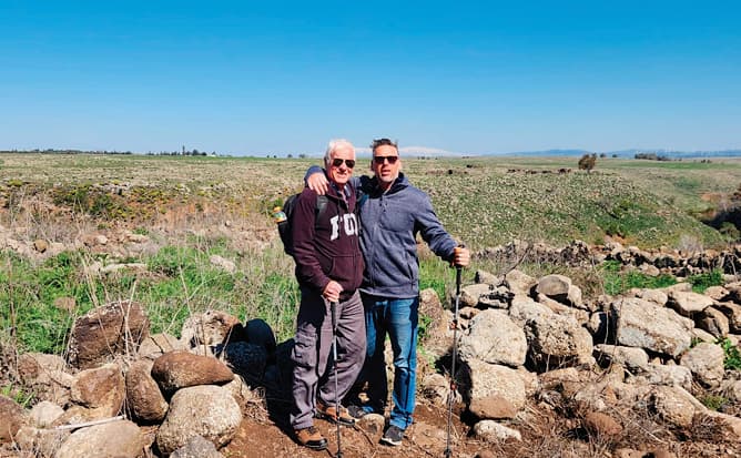אבא ואני בכניסה למסלול המפל השחור