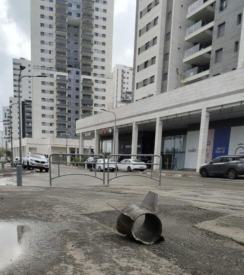 רסיס שנפל בראשון לציון (צילום: צלם לא ידוע, שימוש לפי סעיף 27/א לחוק זכויות היוצרים) רסיס שנפל בראשון לציון