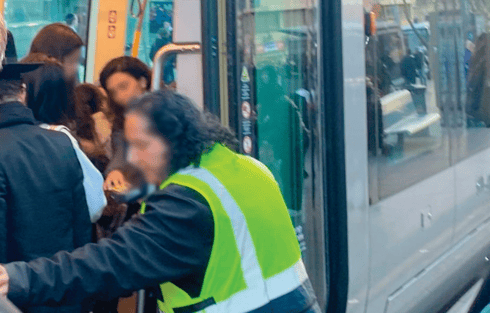 סדרנית מנסה למנוע עלייה לרכבת הקלה סדרנית מנסה למנוע עלייה לרכבת הקלה