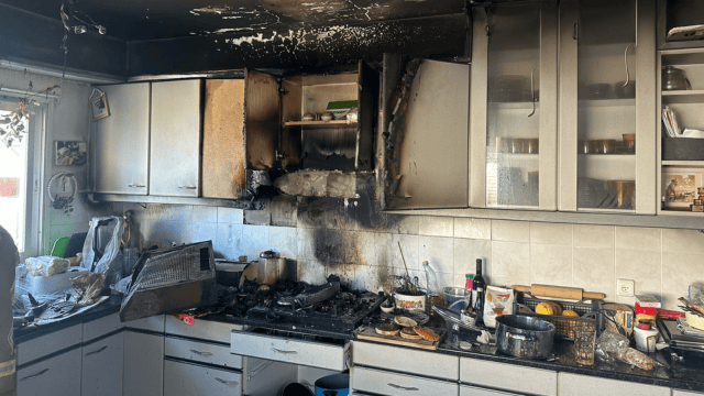 הדירה ברחוב קדימה חיפה (צילום: כבאות והצלה) הדירה ברחוב קדימה חיפה