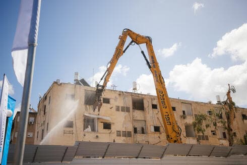 הריסת הבניין ברחוב שמחה הולצברג בבת ים