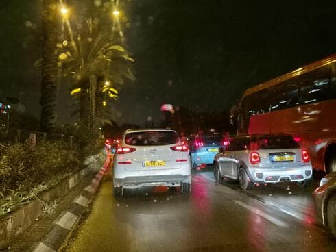 פקק בכביש 40 ליד קניון סירקין פתח תקוה