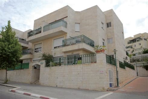 רחוב עמק האלה במודיעין. לא זול