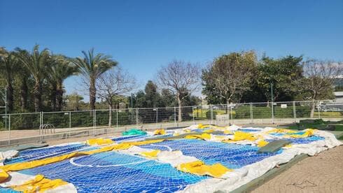 הקמת מתקן Water goal ( צילום: עיריית כפר סבא) הקמת מתקן Water goal