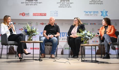 אורי אפשטיין, אירית סגל ומיכל פרנק במהלך הפאנל של ידיעות תקשורת