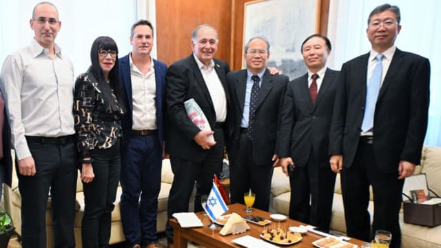 הסינים בלשכת ראש העיר