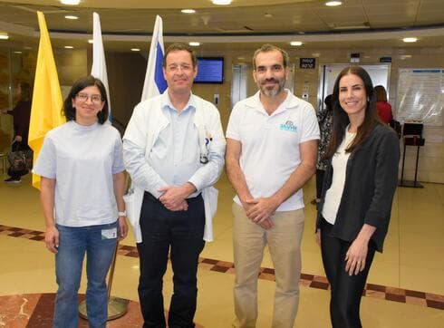 חלי רוסטוקר מרכזת החדשנות בכרמל עם ד"ר זיו יקותיאלי ד"ר דניאל גולן וד"ר עלוית וולף מכרמל