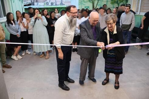 מימין: רות, אלן גולד ויהודה כהן חונכים את המועדון החדש