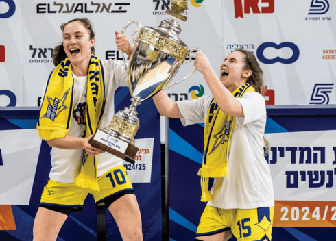 אביגיל מיירס וסער מניפות את הגביע
