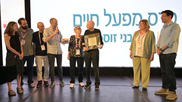 בני זוסמן לצד רעייתו וארבעת ילדיו בהענקת הפרס