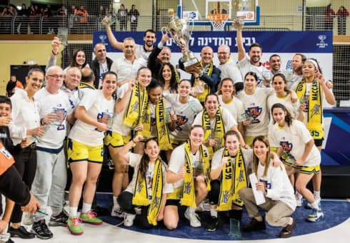 מכבי בנות אשדוד עם הגביע