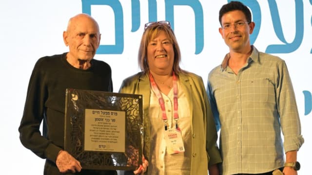 נציגי קדם מעניקים את הפרס לבני זוסמן