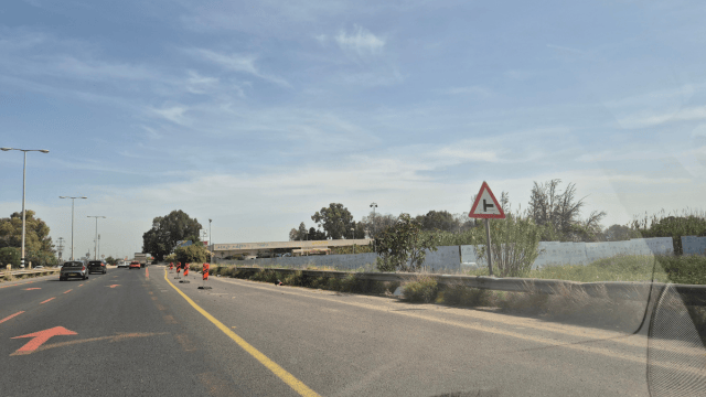 הגדר בין צומת סגולה לסופרמרקט חביב - מתחם הדיפו של המטרו פתח תקוה (צילום: שירות מיינט) הגדר בין צומת סגולה לסופרמרקט חביב - מתחם הדיפו של המטרו פתח תקוה
