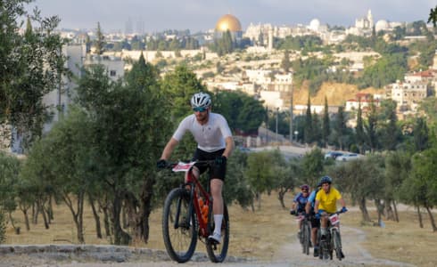 רוכבים על אופניים בירושלים