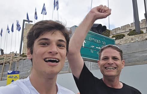 אסף אילן ובנו מתאמנים למרתון ירושלים
