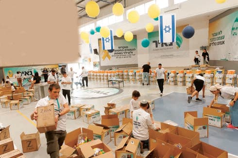הכנת סלי מזון לחג של מתנדבים בארגון "נאיר"