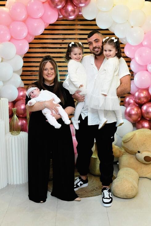 משפחת שמואילוב עם התאומות והתינוקת