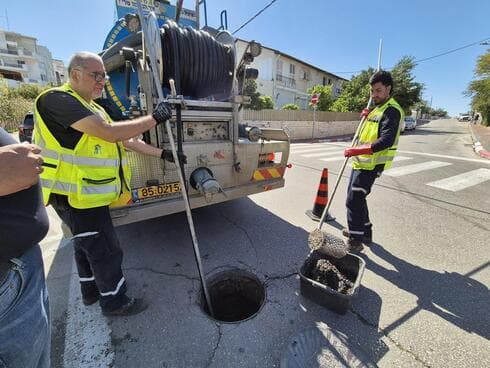 עובדי מניב מוציאים מגבונים מקו הביוב של ראשון לציון