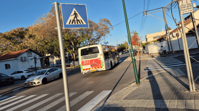 קו 25 נוסע ביום שבת 5.4.25 ליד מסוף בית רבקה