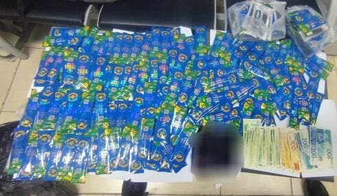 250 סיגריות אלקטרונית מלאות בחומר החשוד כסם
