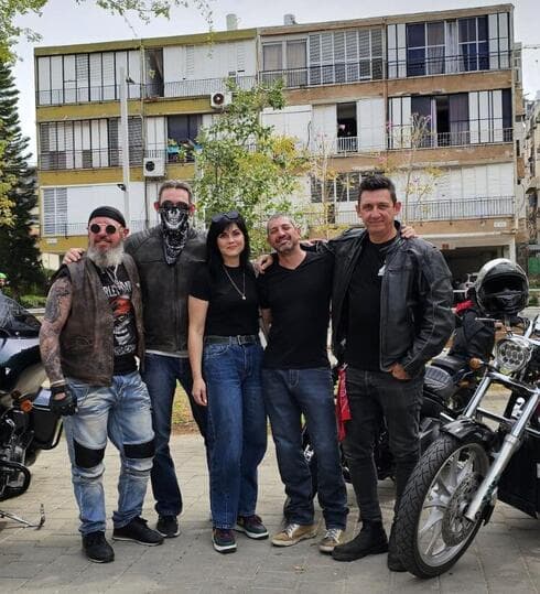 אופנוענים מגיעים לבתי הספר בבת ים