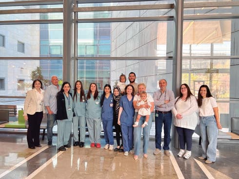 לנה ומשפחתה עם רוב הצוות הרפואי שטיפל בה ב'העמק'