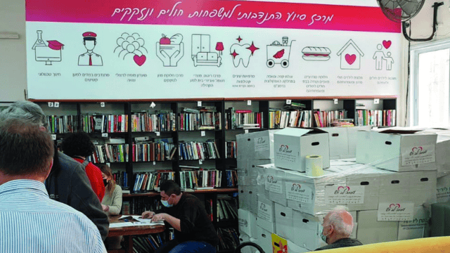 חלוקת חבילות של לב חש (צילום: פרטי) חלוקת חבילות של לב חש